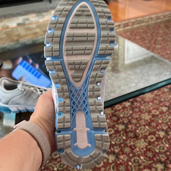 Women’s ASICS sneakers worn 2 times . Like brand new. - Picture 4 of 4